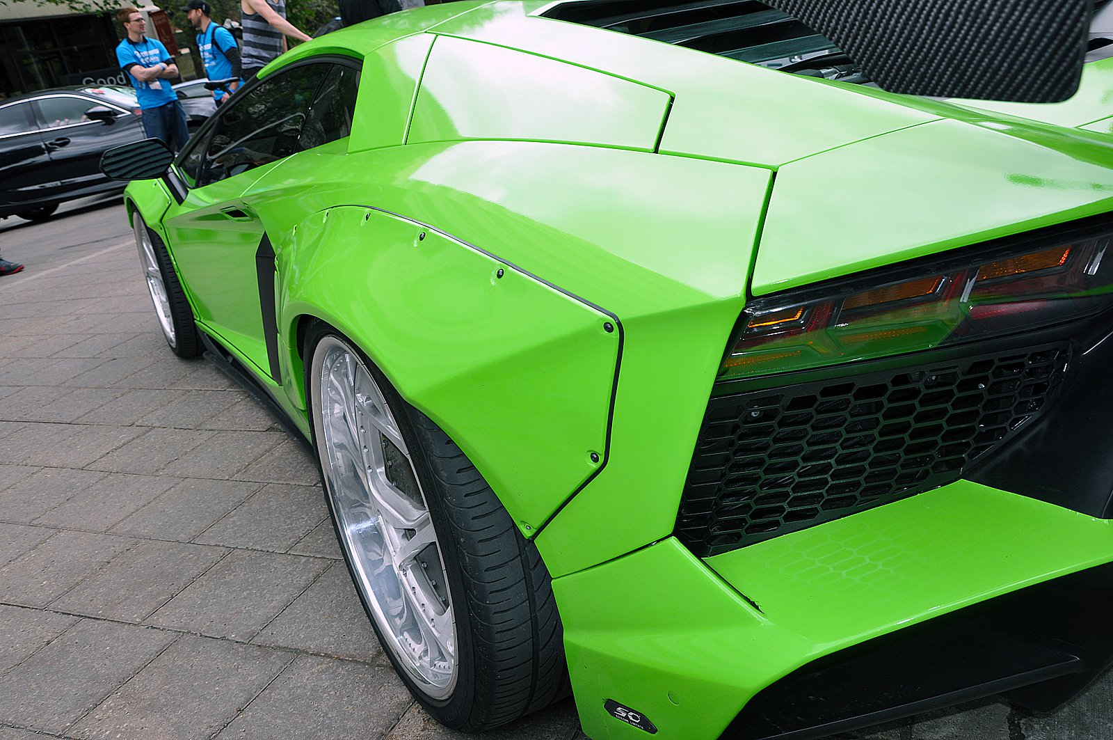 Liberty Walk Lamborghini Aventador был замечен в центре Эдмонтона